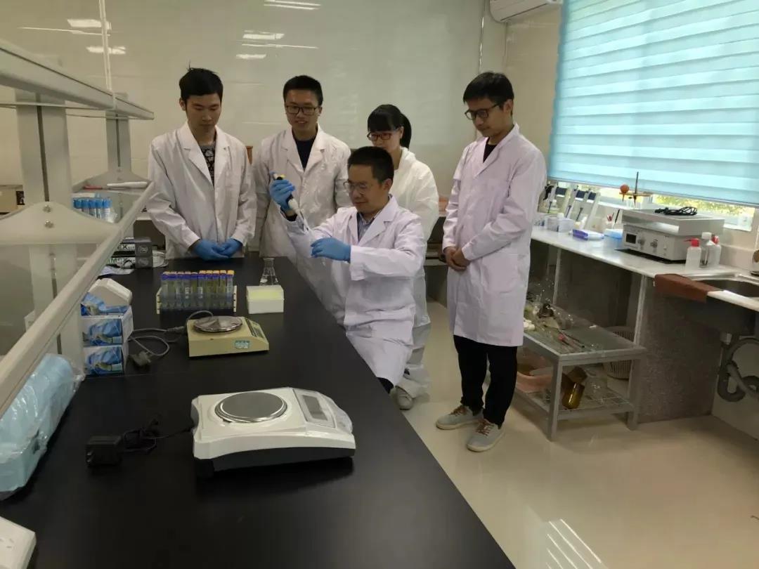 【2019年度廣新(xīn)榮譽體(tǐ)系先進集體(tǐ)系列報道三:省食品】黨建引領促發展 化危為(wèi)機見成效 【2019年度廣新(xīn)榮譽體(tǐ)系先進集體(tǐ)系列報道三:省食品】黨建引領促發展 化危為(wèi)機見成效
